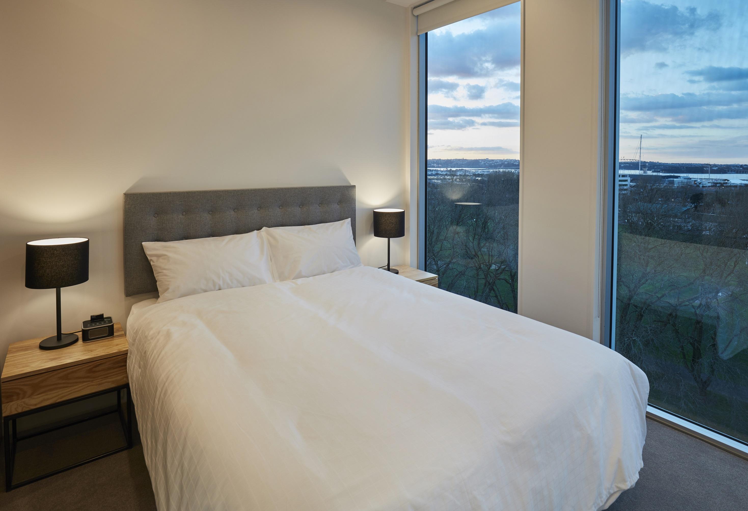 Swiss-Belsuites Victoria Park Auckland Extérieur photo A bedroom in a serviced apartment
